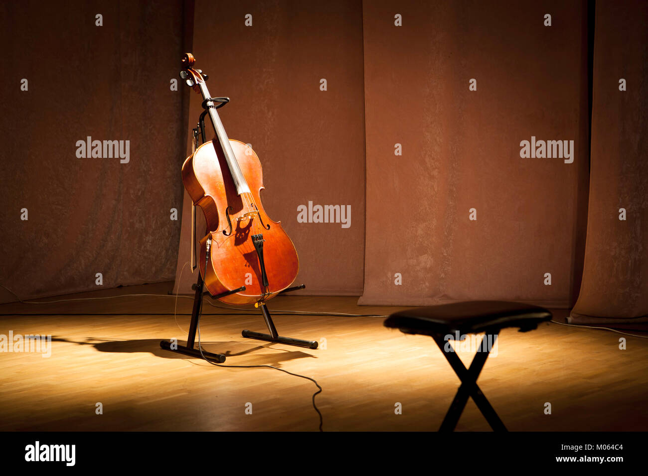 Instrument de musique violoncelle sur une scène Banque D'Images
