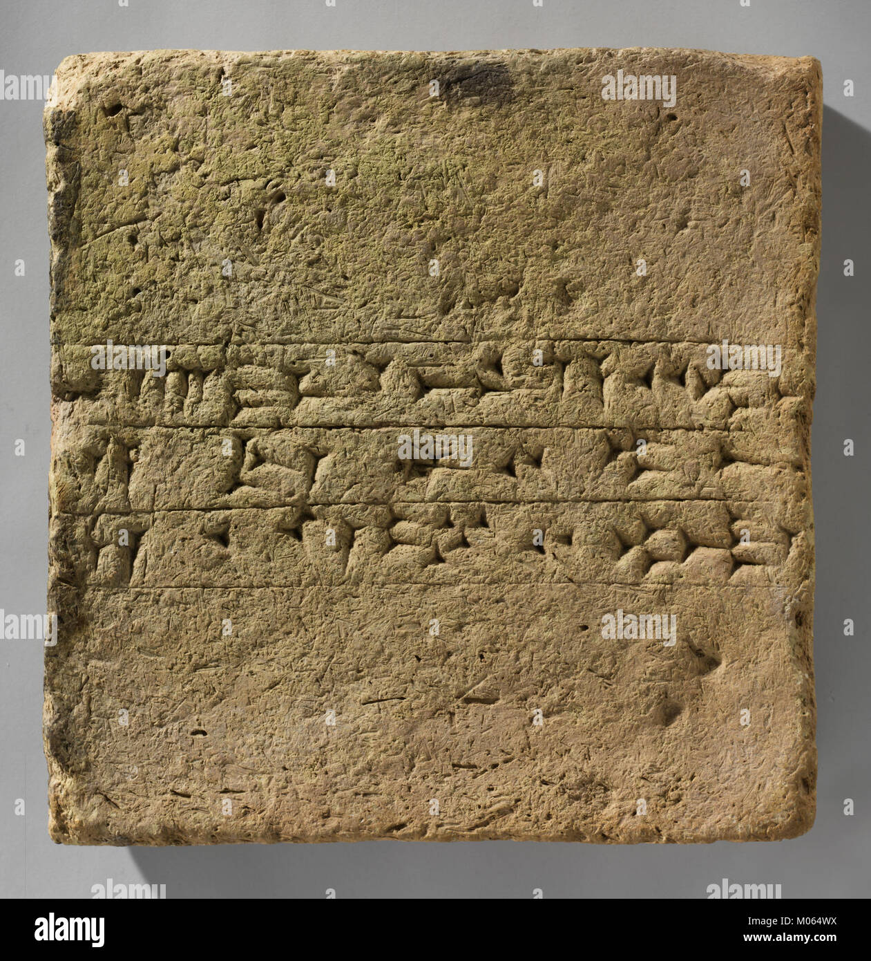 La brique avec l'inscription d'Ashurnasirpal II est un artefact de l'ancien empire assyrien, portant une inscription royale du roi. Il est maintenant logé dans le Metropolitan Museum of Art. Banque D'Images