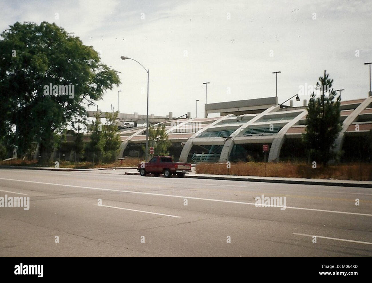 Dommages causés par le tremblement de terre de Northridge en 1994 à l'Université d'État de Californie, Northridge. Le tremblement de terre a causé d'importants dommages structurels aux bâtiments, mettant en évidence la vulnérabilité sismique de la région. Banque D'Images