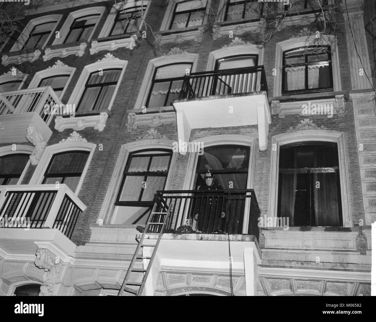 Une photographie montrant un incendie à Zieseneskade no. 10, avec des pompiers en action. L'image fait partie d'une collection d'archives documentant les efforts de lutte contre les incendies dans les zones urbaines. Banque D'Images