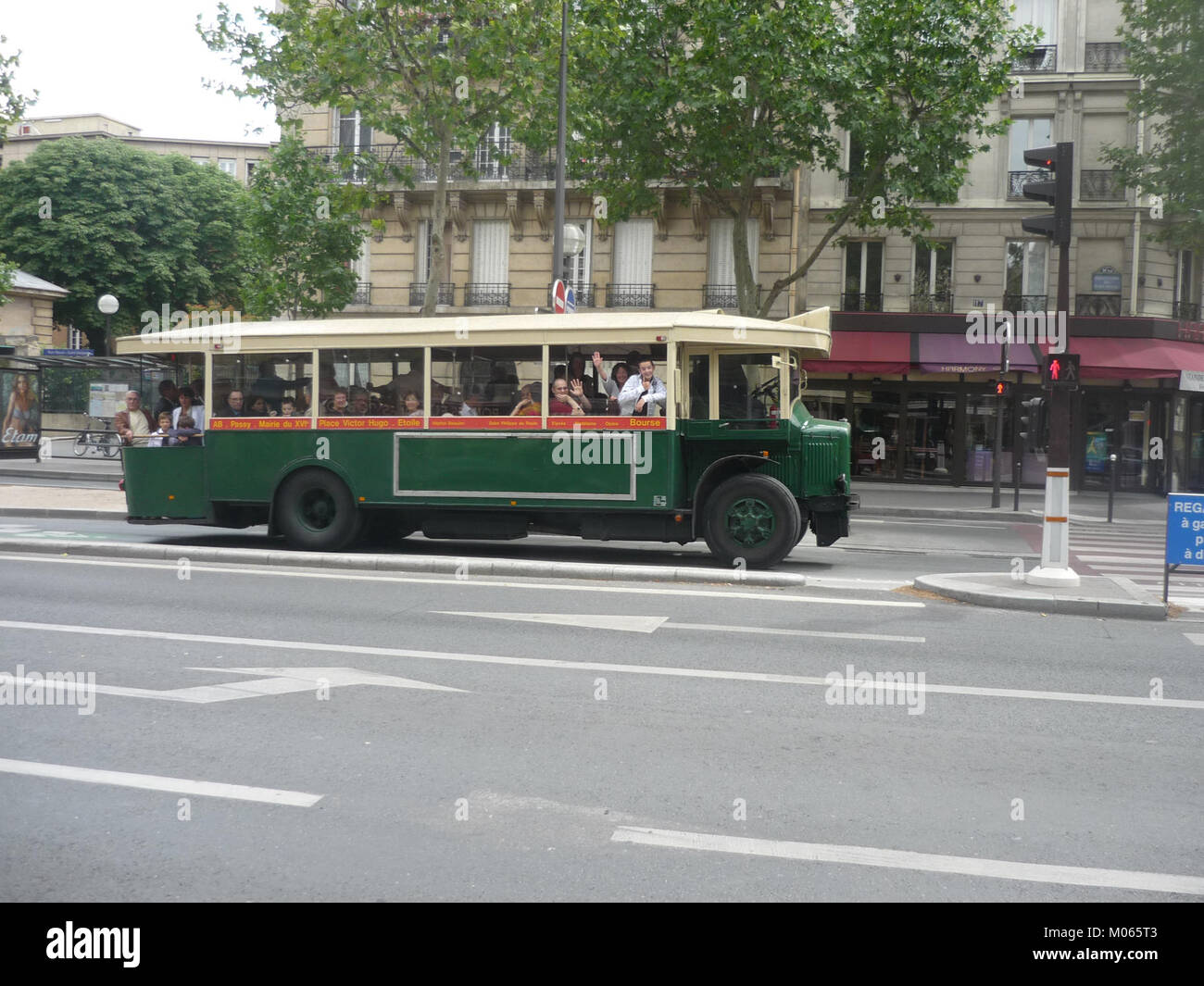 Photographie d'un ancien bus sur le boulevard du Montparnasse, Paris, mettant en évidence le style des transports historiques et la scène emblématique de la ville. Banque D'Images
