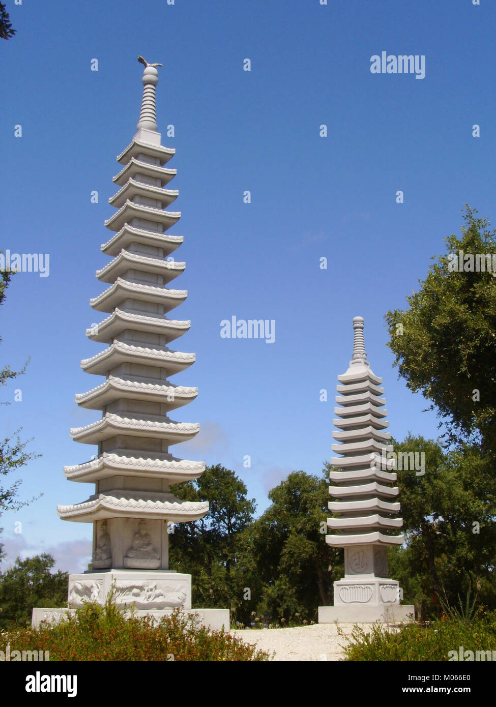 Buddha Eden est un jardin contemporain avec des sculptures bouddhistes à grande échelle, mettant en valeur la philosophie culturelle, l'expression artistique et la représentation visuelle dans un cadre public. Banque D'Images