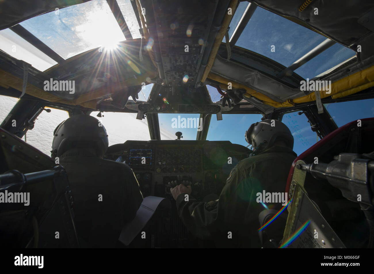 Pilotes de la 23e Escadron expéditionnaire piégée en vol d'un B-52 Stratofortress sur le Royaume-Uni, 12 janvier 2018. Banque D'Images