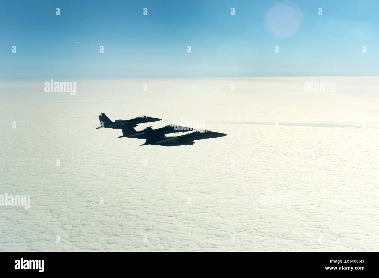 Trois F-15 Eagle de la RAF Lakenheath, Angleterre, voler aux côtés d'un B-52 Stratofortress de Minot Air Force Base, N.D., après un vol d'entraînement sur le Royaume-Uni, le 12 janvier 2018. Banque D'Images