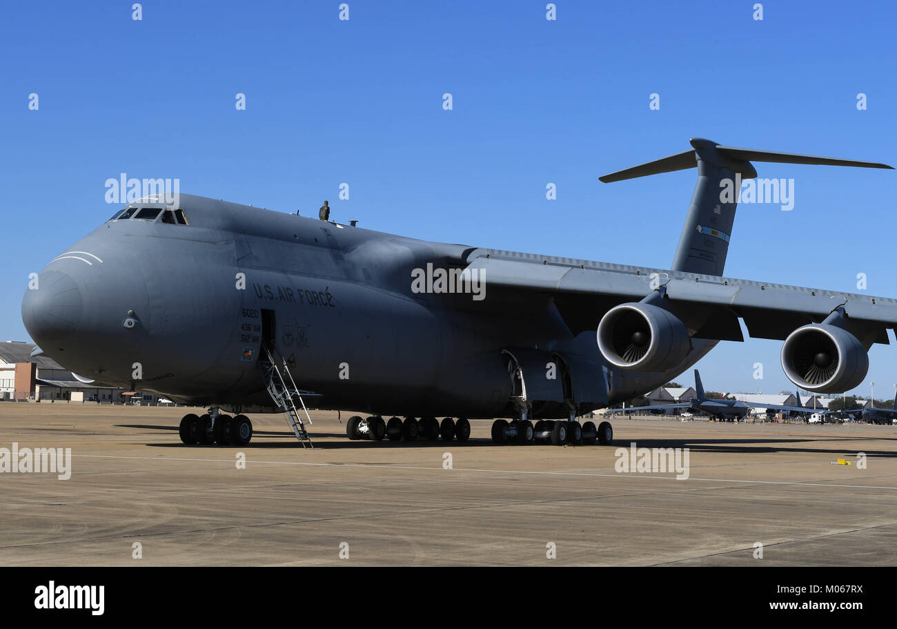 Un membre d'équipage sur un C-5M Super Galaxy à partir de Dover Air Force Base, Del., donne d'une trappe située sur la piste de base aérienne de Barksdale, en Louisiane, le 12 janvier 2018. Banque D'Images