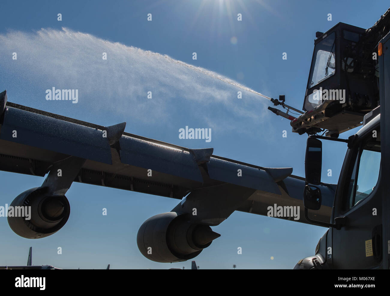 Une équipe du 307e Escadron de maintenance des aéronefs, des sprays liquides de dégivrage sur l'aile d'un C-5M Super Galaxy affectés à la base aérienne de Dover, Delaware, sur l'aire de Base aérienne de Barksdale, en Louisiane, le 12 janvier 2018. Banque D'Images