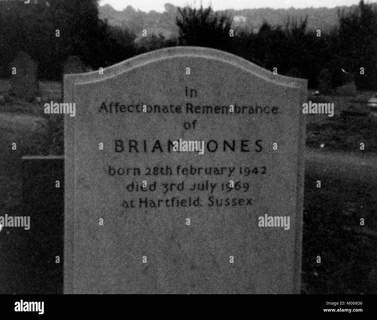 La tombe de Brian Jones marque la dernière demeure du membre fondateur des Rolling Stones, reflétant son héritage musical et son influence. Banque D'Images