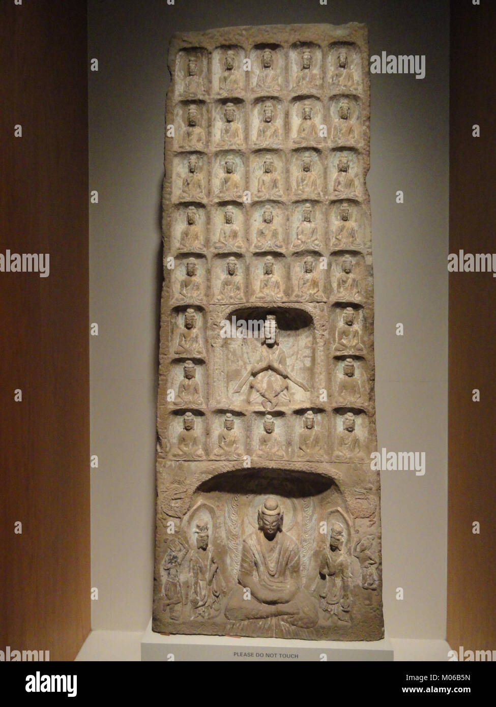 Une stèle bouddhiste en grès du Wei du Nord, au début du vie siècle en Chine, illustre l'art religieux et l'imagerie bouddhiste primitive. Banque D'Images