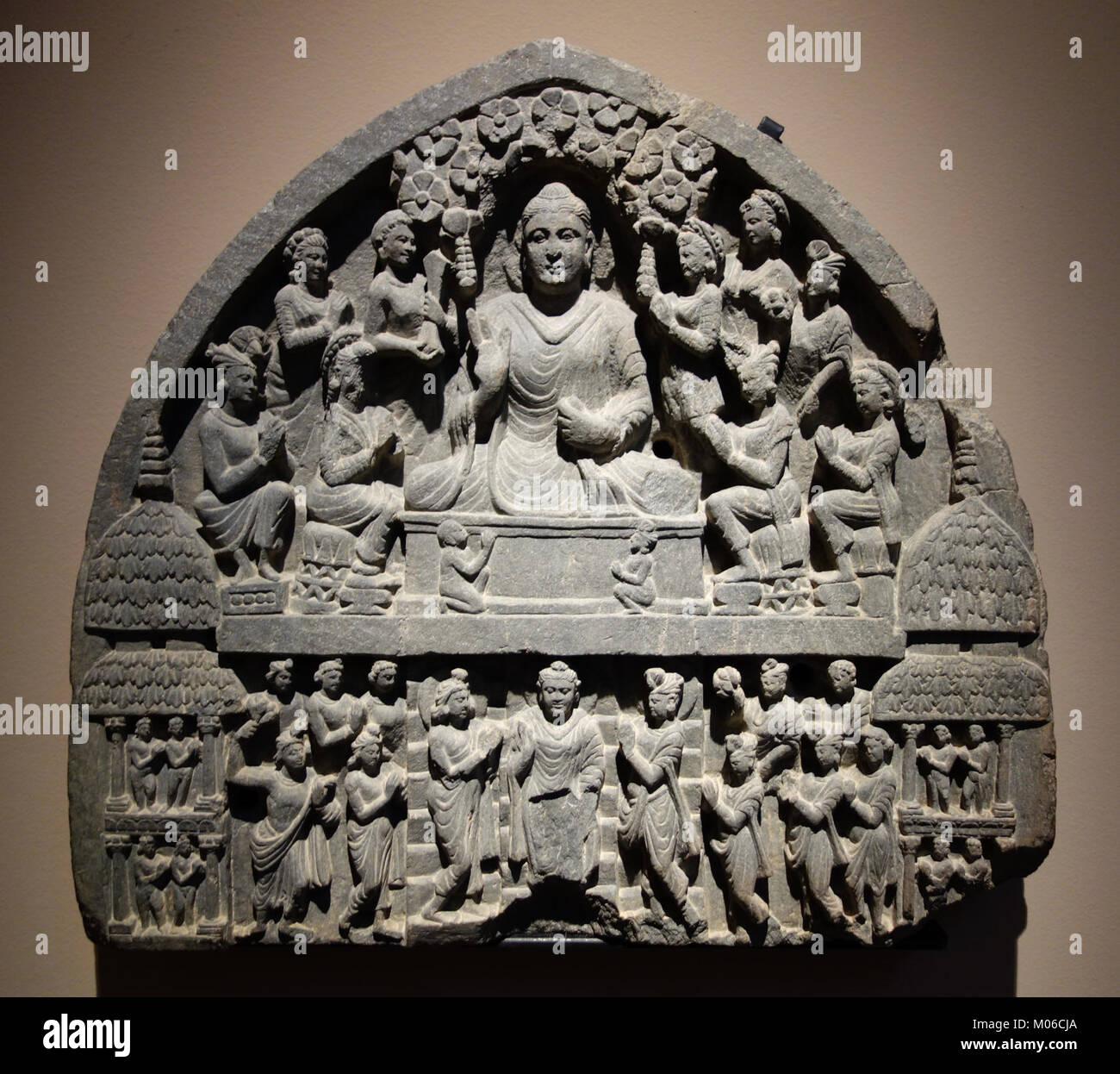 La sculpture représente la descente de Bouddha du ciel de Trayastrimsha, sculptée dans le schiste au IIe-IIIe siècle de notre ère, et est exposée au Musée Chazen d'Art. Banque D'Images