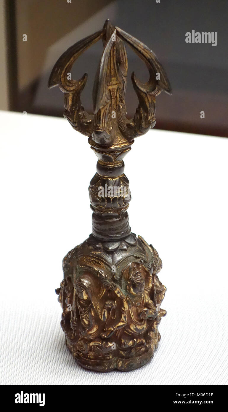 La cloche rituelle bouddhiste de la dynastie Tang, en bronze doré, présente une poignée de vajra à cinq branches avec cinq divinités vidyarajah, utilisée dans les cérémonies de protection spirituelle et reflétant l'artisanat religieux du VIIIe siècle. Banque D'Images