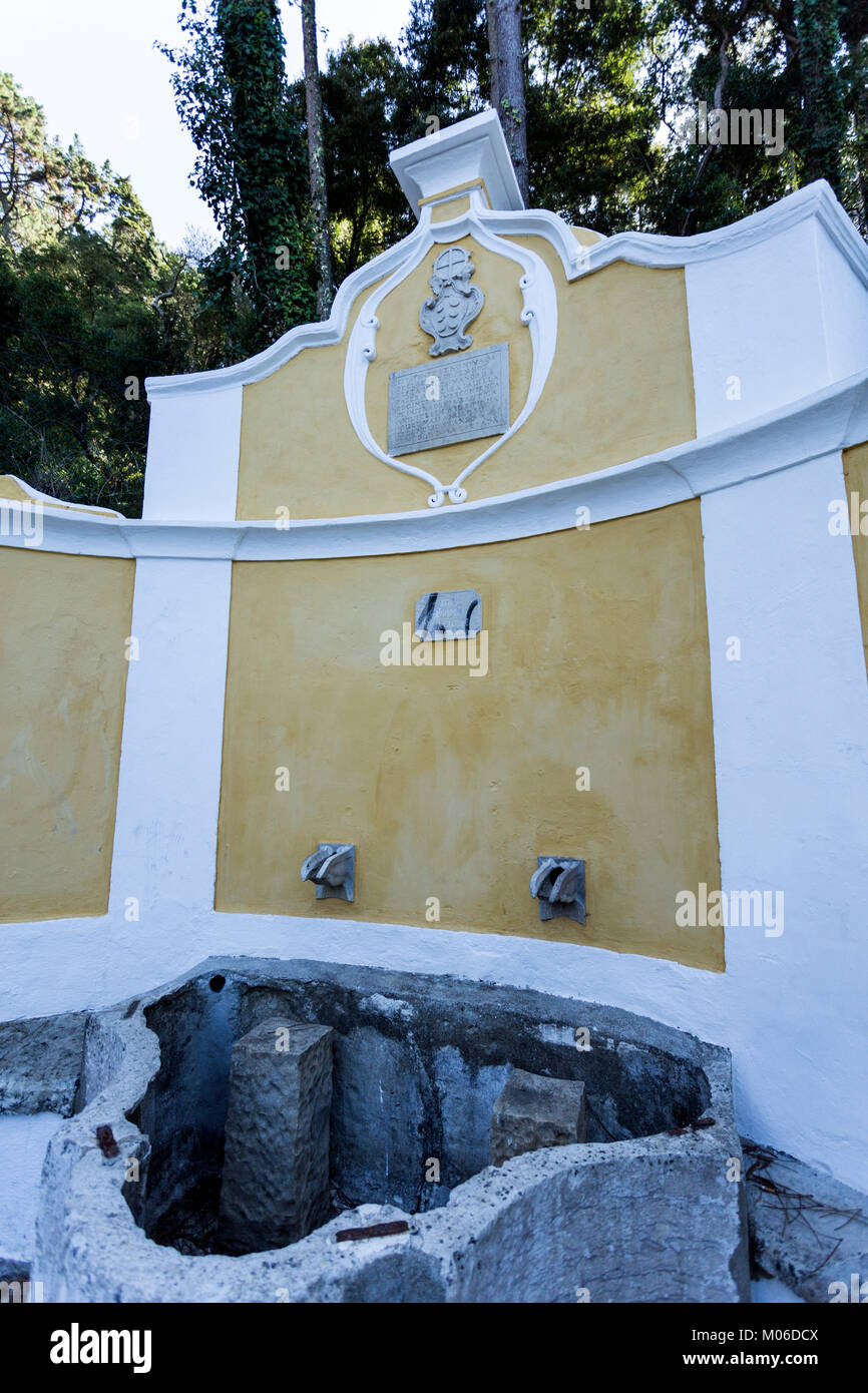 Le roi Fontaine a une forme semi-circulaire, un réservoir d'eau avec bancs et deux buses. Sur le dessus est un blason et un plateau avec un vieux portugais langag Banque D'Images