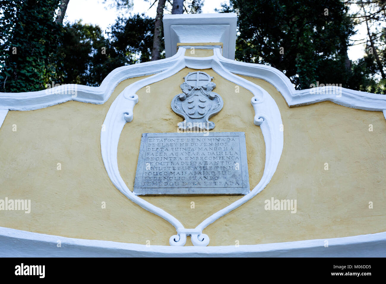Le roi Fontaine a une forme semi-circulaire, un réservoir d'eau avec bancs et deux buses. Sur le dessus est un blason et un plateau avec un vieux portugais langag Banque D'Images