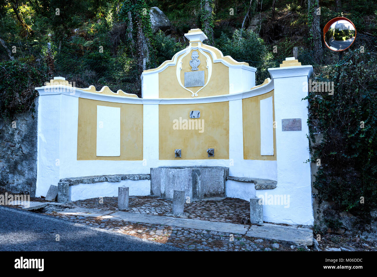 Le roi Fontaine a une forme semi-circulaire, un réservoir d'eau avec bancs et deux buses. Sur le dessus est un blason et un plateau avec un vieux portugais langag Banque D'Images