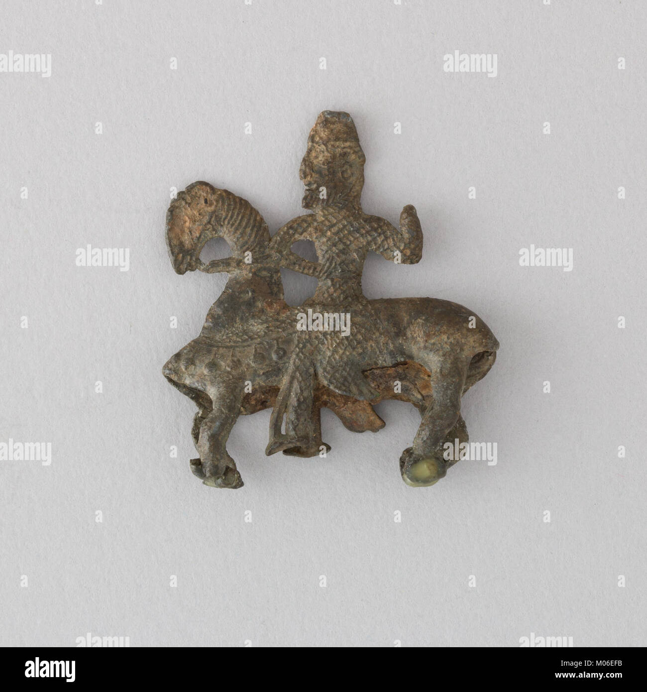 Cinq fragments de jetons de pèlerins représentent des chevaliers et des chevaux, reflétant la culture médiévale du pèlerinage et l’utilisation de jetons symboliques par les voyageurs. Banque D'Images Cinq fragments de jetons de pèlerins représentent des chevaliers et des chevaux, reflétant la culture médiévale du pèlerinage et l’utilisation de jetons symboliques par les voyageurs. Banque D'Images