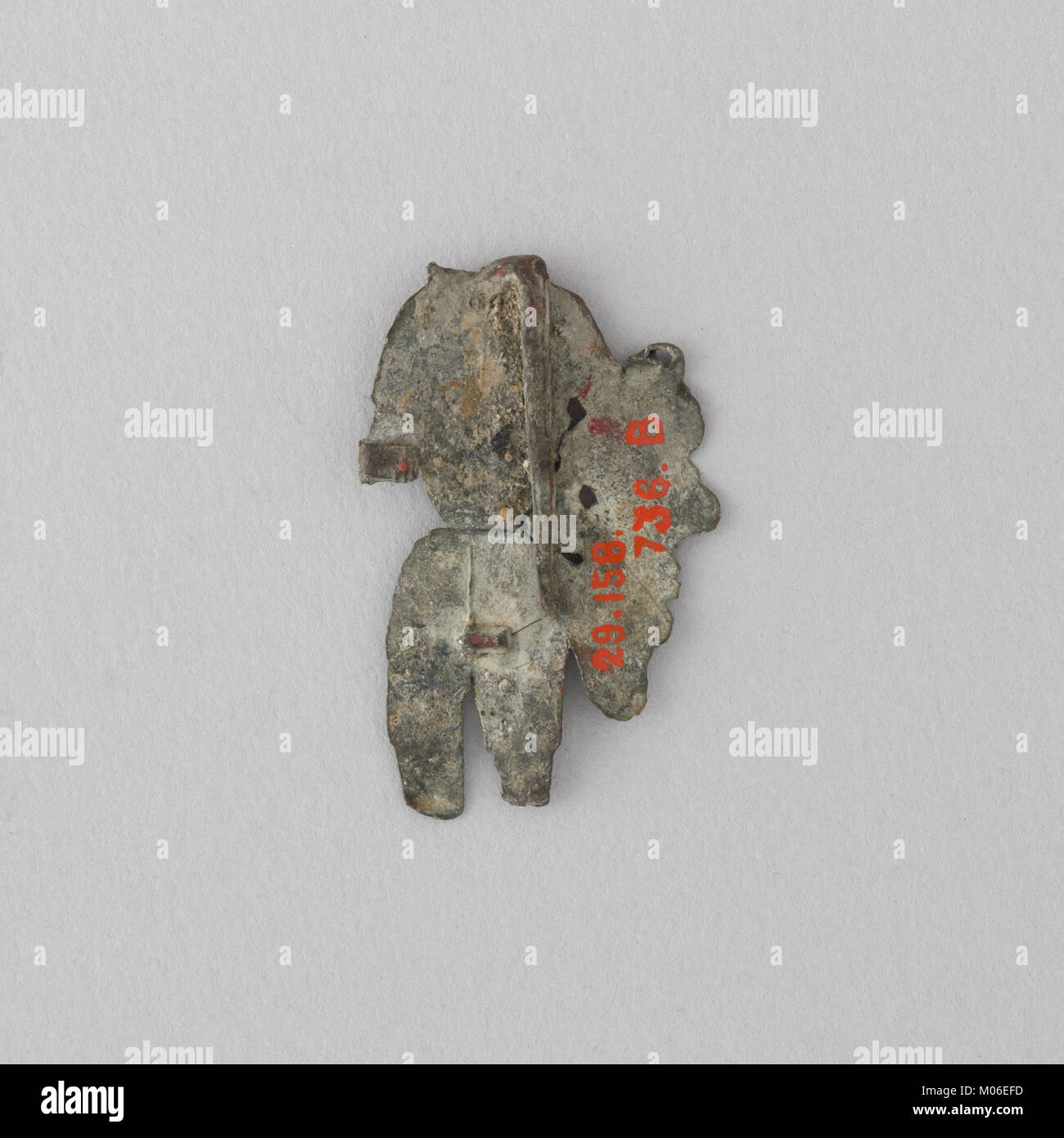 Cinq fragments de jetons de pèlerins avec chevaliers et chevaux illustrent les pratiques religieuses médiévales et les aspects symboliques du pèlerinage. Banque D'Images