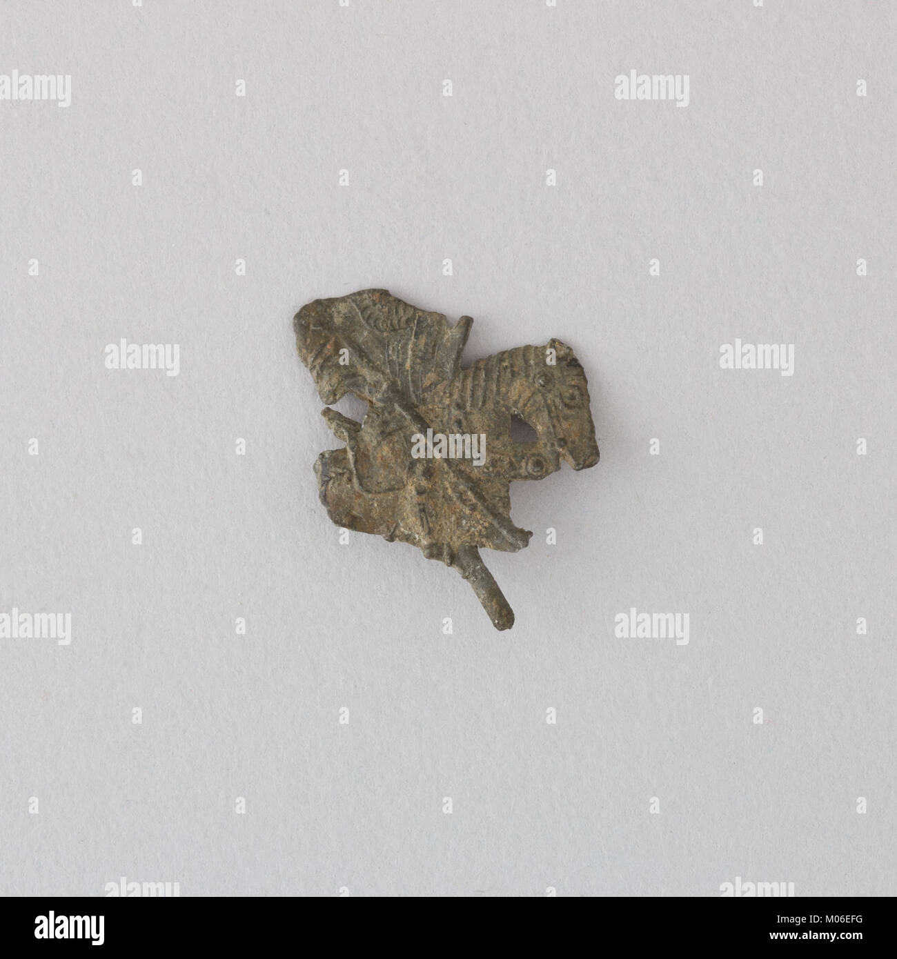 Cinq fragments de jetons de pèlerins représentent des chevaliers et des chevaux médiévaux, reflétant les pratiques religieuses, la culture et les souvenirs de pèlerinage détenus par MET. Banque D'Images Cinq fragments de jetons de pèlerins représentent des chevaliers et des chevaux médiévaux, reflétant les pratiques religieuses, la culture et les souvenirs de pèlerinage détenus par MET. Banque D'Images