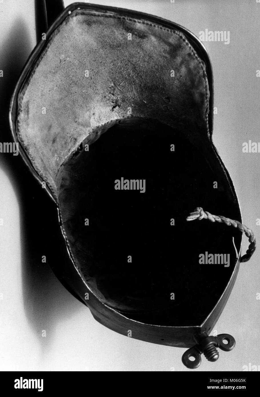 Cette armure de joute complète avec un demi-échafron montre une décoration détaillée et des éléments fonctionnels, alliant protection et style pour les tournois médiévaux. Banque D'Images