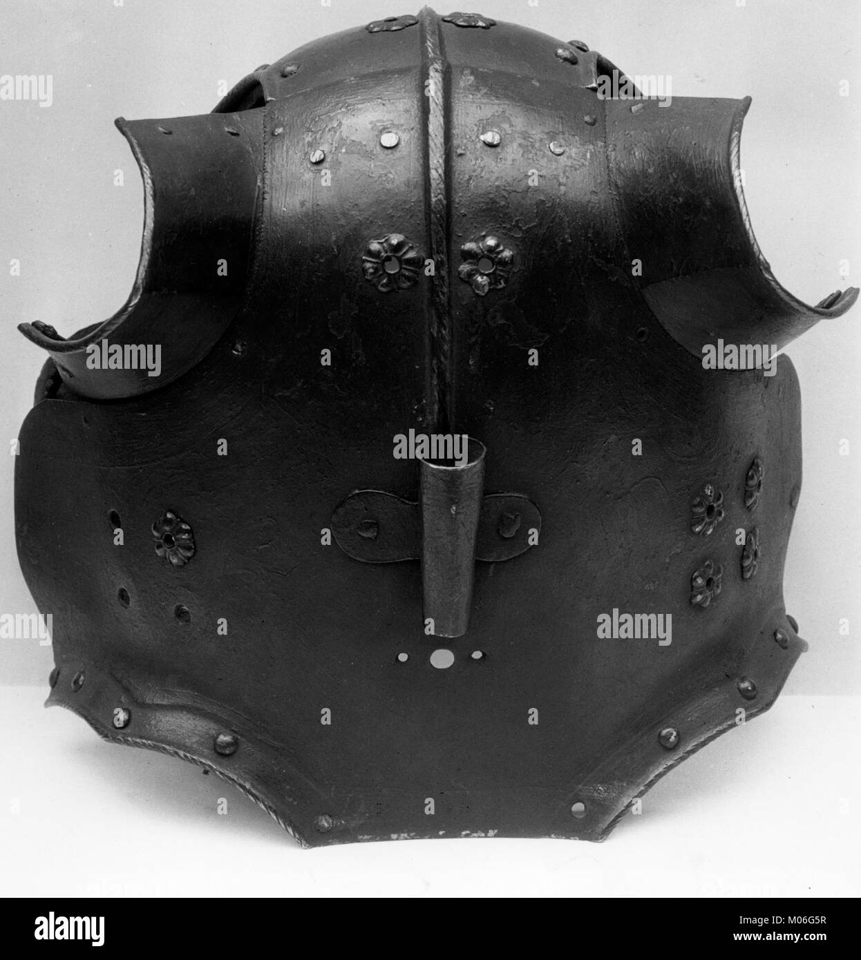 Cet ensemble d'armure de joute avec demi-shaffron illustre la protection médiévale des tournois, combinant des plaques renforcées, la mobilité et un design complexe. Banque D'Images