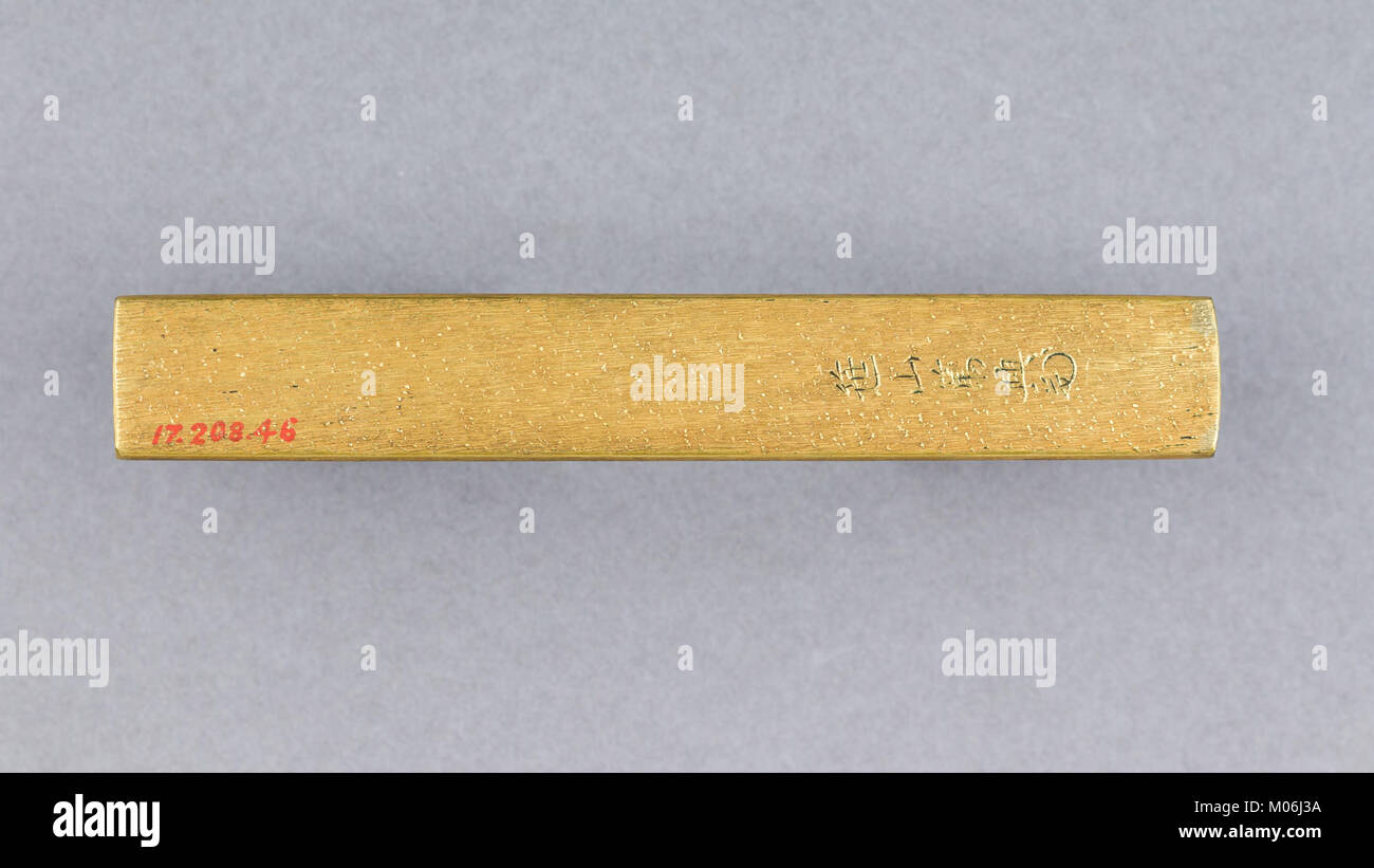 Manche de couteau japonais Kozuka avec métallurgie détaillée et design traditionnel, reflétant le savoir-faire artisanal dans des accessoires d'armes Samurai fonctionnels. Banque D'Images