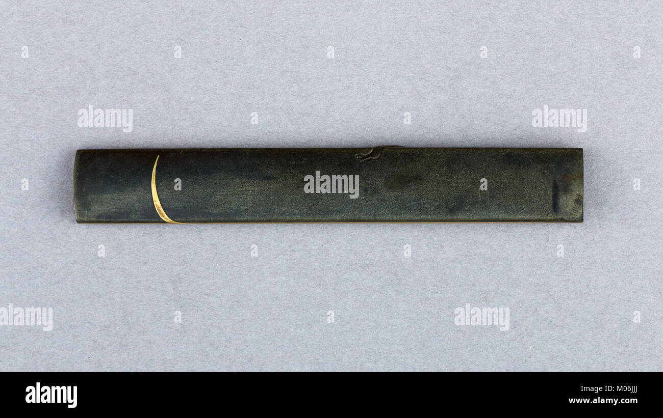 Manche de couteau japonais Kozuka, MET 29.100.1211, fabriqué à partir de matériaux traditionnels, reflétant l'art dans le travail des métaux et l'importance culturelle des accessoires d'armes samouraïs. Banque D'Images