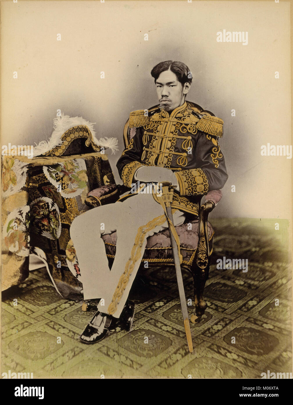 Cette illustration représente Mutsuhito, l'empereur Meiji, tel que documenté dans MET DT8575, reflétant des portraits historiques et des images d'époque. Banque D'Images