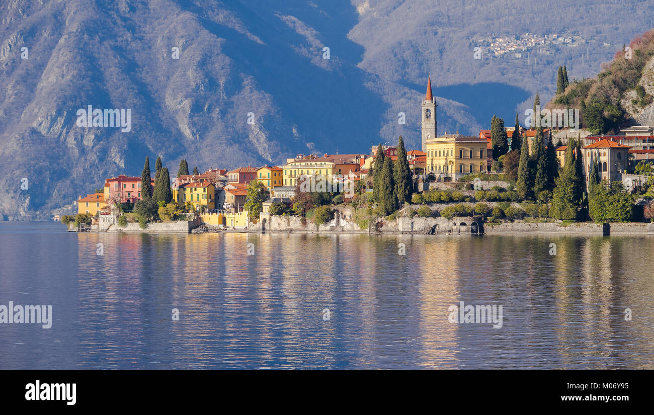 Vue panoramique de Varenna, petite ville romantique sur le lac de Côme en Italie du Nord Banque D'Images