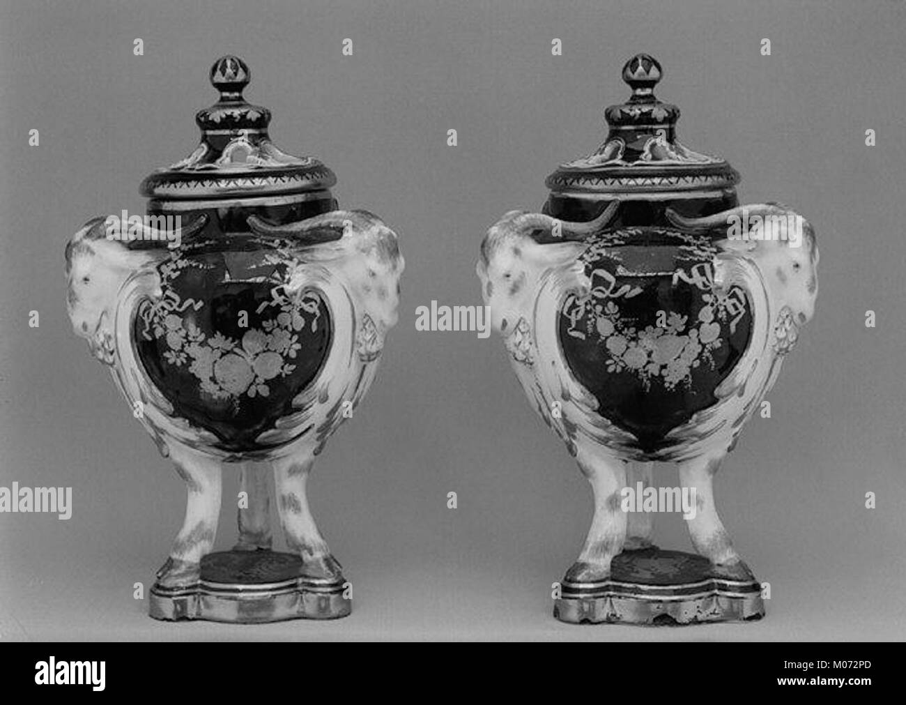 Ce brûleur d'encens oriental présente une utilisation rituelle et religieuse, un design détaillé, une fonctionnalité et une signification cérémonielle dans les pratiques culturelles. Banque D'Images
