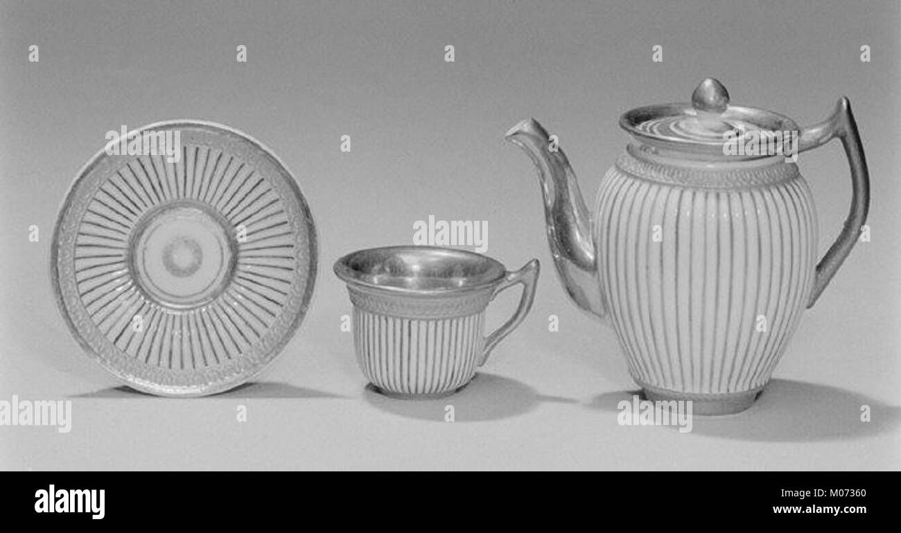 Cet ensemble à thé et café miniature est un artefact en porcelaine présentant un savoir-faire complexe et un design décoratif issus de contextes historiques. Banque D'Images Cet ensemble à thé et café miniature est un artefact en porcelaine présentant un savoir-faire complexe et un design décoratif issus de contextes historiques. Banque D'Images