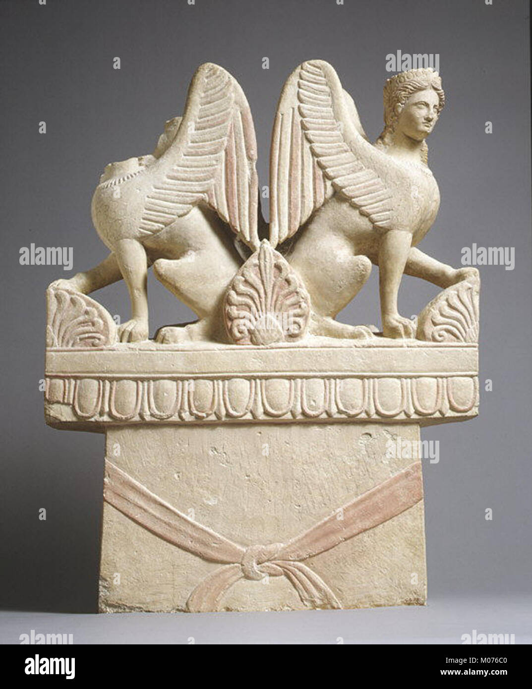 Stèle funéraire calcaire avec deux sphinx, reflétant l'art funéraire égyptien antique et le symbolisme divin. Banque D'Images