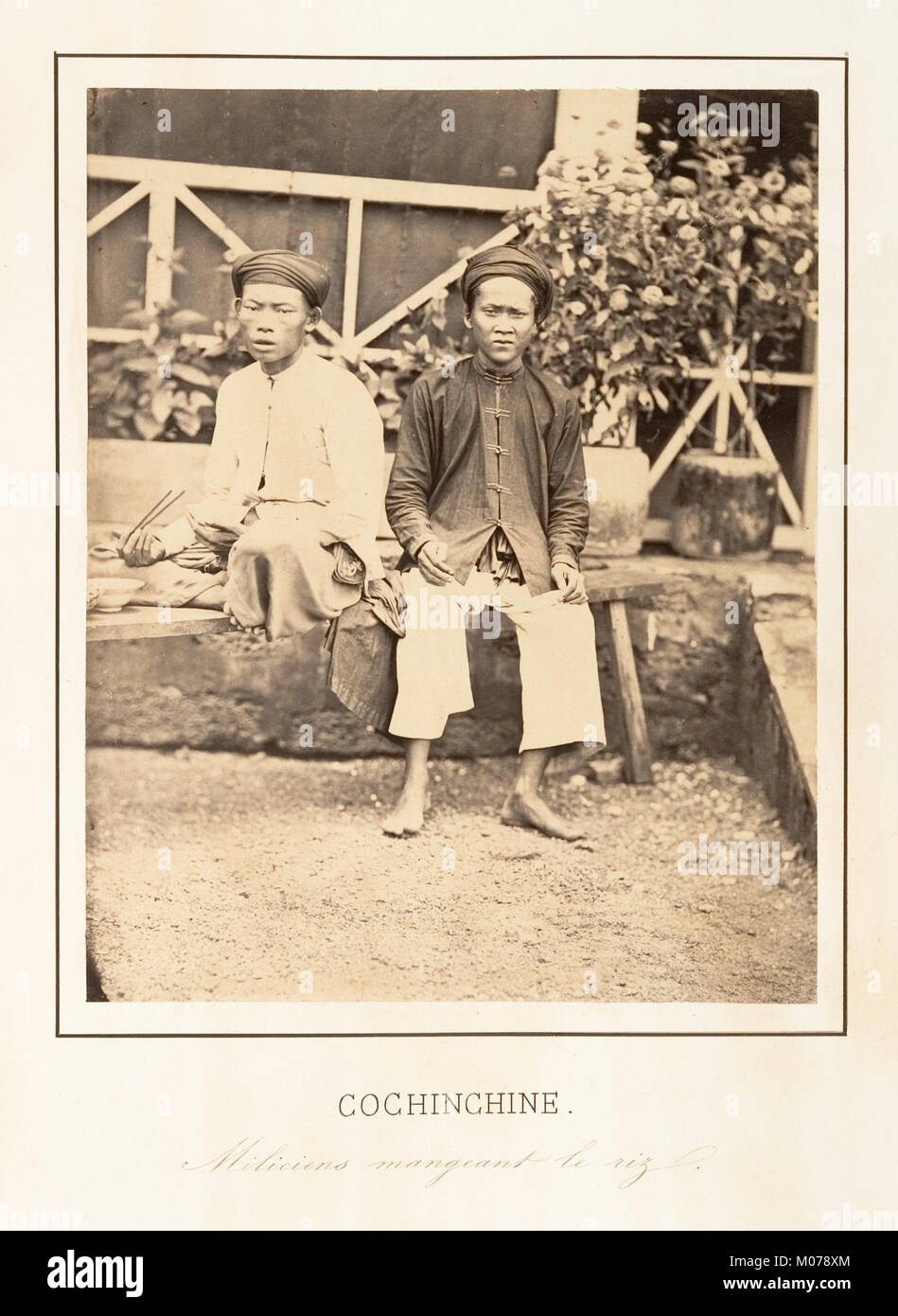 Photographie d'Emile Gsell de 1866 représentant des miliciens mangeant du riz en Cochinchine, capturant un moment de la vie quotidienne parmi les troupes coloniales françaises au Vietnam. Banque D'Images