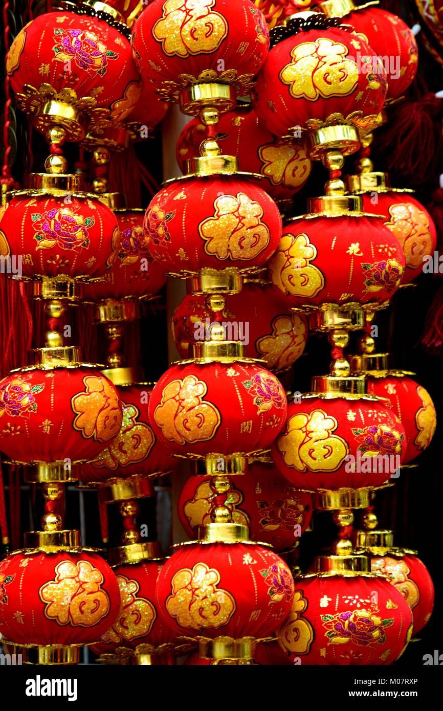 Shop affichant des décorations du Nouvel An chinois traditionnels, des cadeaux populaires qui signifient bonne chance et prospérité, dans le quartier historique de Chinatown Banque D'Images