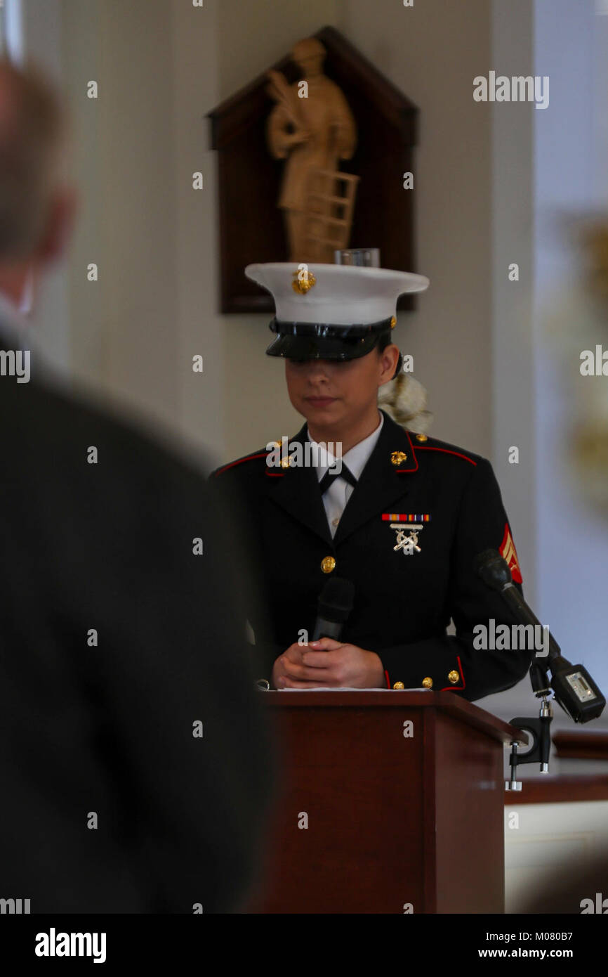 Corps des Marines des États-Unis Le Cpl. Sierra Anderson, chef du contrôle de la qualité avec 8e district de recrutement du Corps des Marines, raconte un Purple Heart cérémonie le 6 janvier 2018 à l'église Saint-Laurent à Southlake TX. L'original Purple Heart, désigné comme l'Insigne du Mérite militaire, a été créé par George Washington, commandant en chef de l'armée continentale, le 7 août 1782. La Purple Heart est décernée aux membres des Forces armées américaines qui ont été blessés par une arme de guerre dans les mains de l'ennemi. (U.S. Marine Corps Banque D'Images