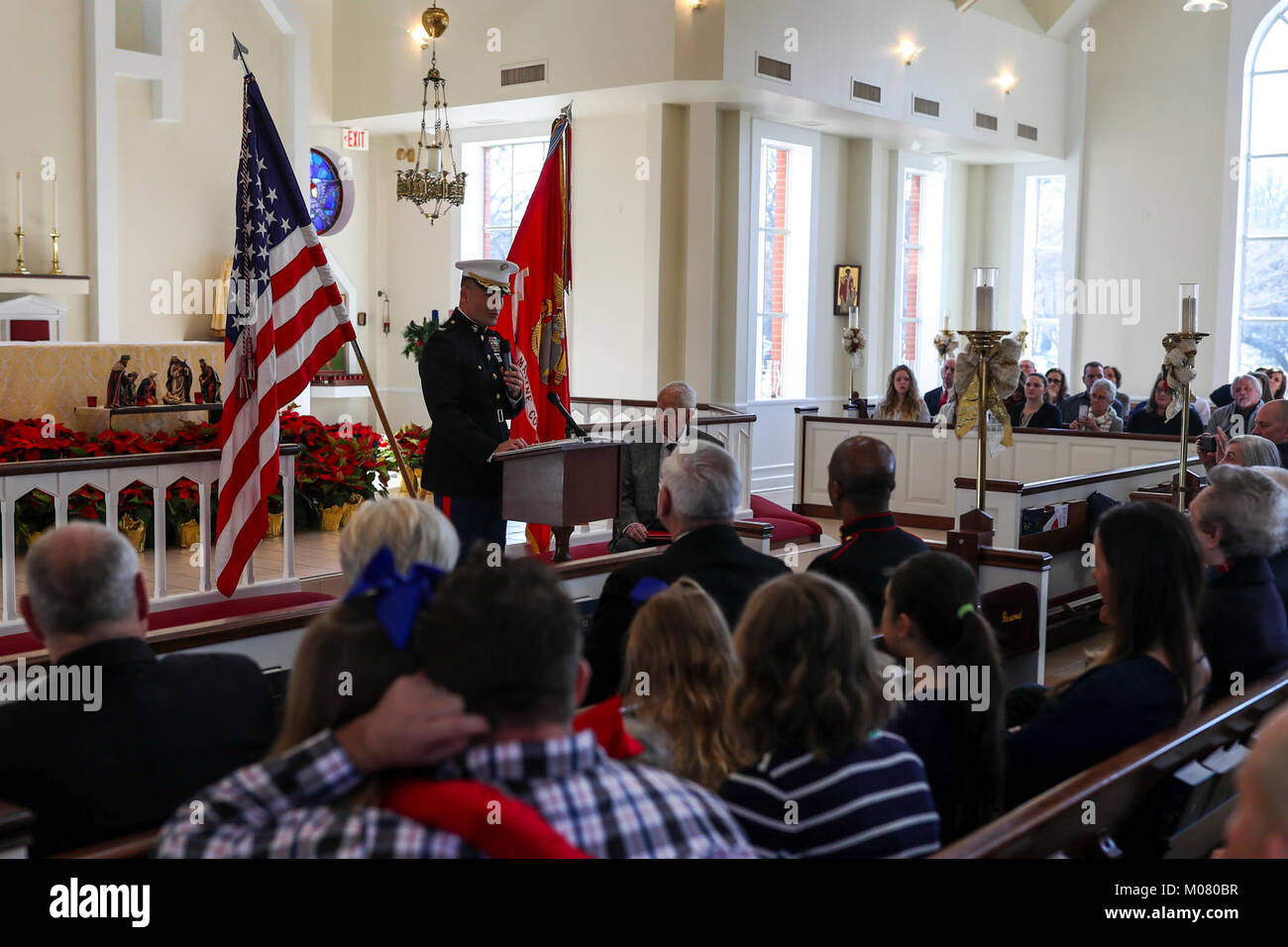 Le colonel du Corps des Marines des États-Unis Keven Matthews, commandant du 8e District de recrutement du Corps des Marines, offre une mots sur Ret. Le Cpl. Shelby action Dawson le 26 juillet 1944, au cours d'une cérémonie le Coeur violet le 6 janvier 2018 à l'église Saint-Laurent à Southlake TX. L'original Purple Heart, désigné comme l'Insigne du Mérite militaire, a été créé par George Washington, commandant en chef de l'armée continentale, le 7 août 1782. La Purple Heart est décernée aux membres des Forces armées américaines qui ont été blessés par une arme de guerre dans les mains de l'ennemi. (U.S. Marine Corps Banque D'Images