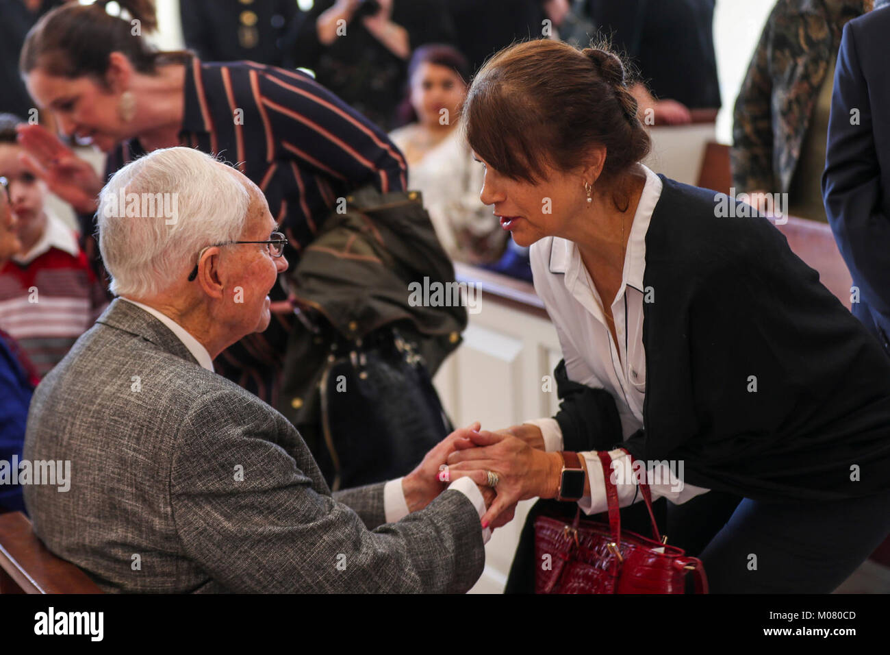 Famille et amis se rassemblent pour féliciter Ret. Le Cpl. Shelby Dawson sur l'obtention de son Coeur violet pour ses actions durant la bataille de Guam le 26 juillet 1944, au cours de son Coeur violet cérémonie le 6 janvier 2018 à l'église Saint-Laurent à Southlake TX. La Purple Heart original, désigné comme l'Insigne du Mérite militaire, a été créé par George Washington, commandant en chef de l'armée continentale, le 7 août 1782. La Purple Heart est décernée aux membres des Forces armées américaines qui ont été blessés par une arme de guerre dans les mains de l'ennemi. (U.S. Marine Corps Banque D'Images