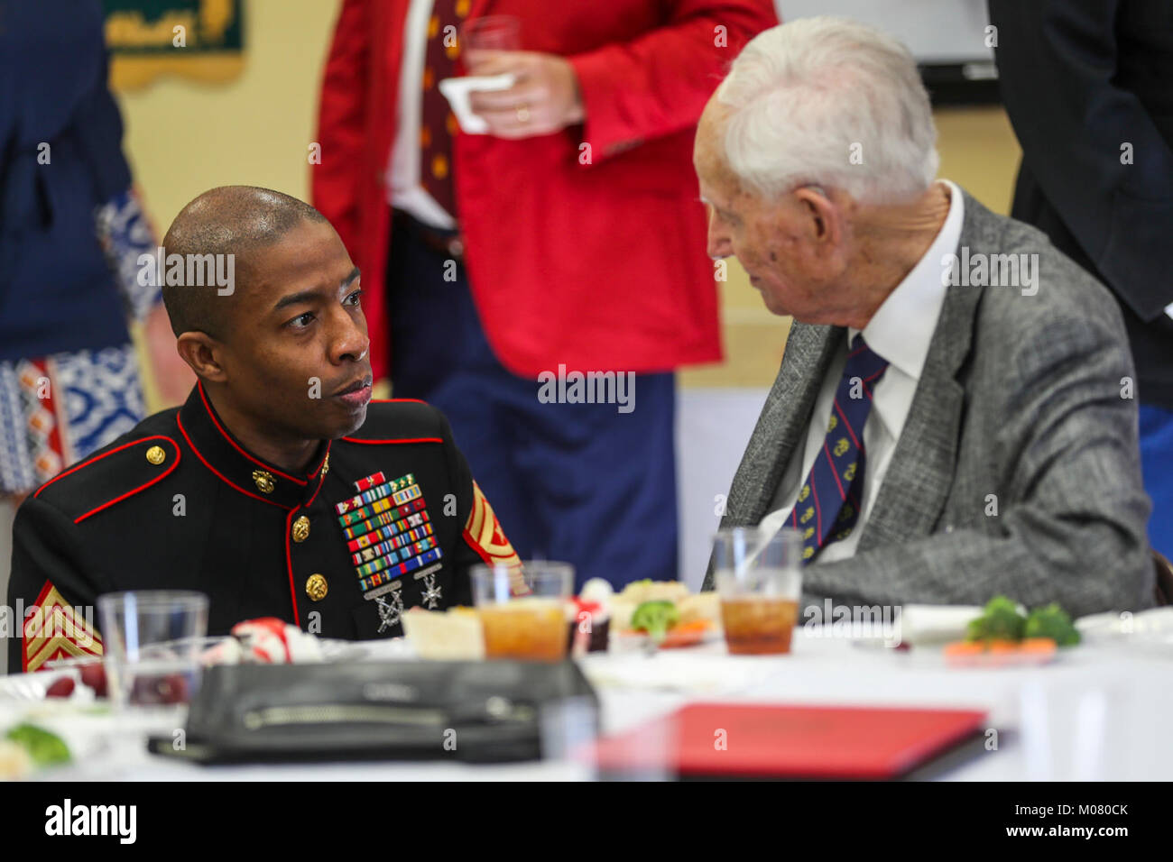 Retraité du Corps des Marines des États-Unis. Le Cpl. Shelby Dawson et SgtMaj. Troy entailles, SgtMaj. de 8e District de recrutement du Corps des Marines, d'échanger des mots après un Purple Heart cérémonie le 6 janvier 2018 à l'église Saint-Laurent à Southlake TX. L'original Purple Heart, désigné comme l'Insigne du Mérite militaire, a été créé par George Washington, commandant en chef de l'armée continentale, le 7 août 1782. La Purple Heart est décernée aux membres des Forces armées américaines qui ont été blessés par une arme de guerre dans les mains de l'ennemi. (U.S. Marine Corps Banque D'Images