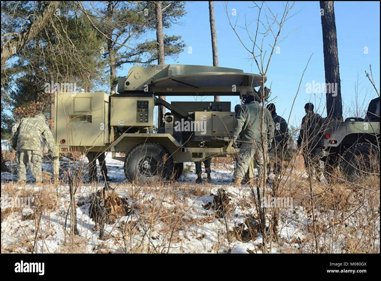 Soldats de 410th Signal Company positionner un terminal transportable par satellite pendant un exercice de communication à Fort AP Hill, le 6 janvier 2018. Signal de l'entreprise a mis en place un terminal transportable par satellite afin de fournir un soutien direct au 55e Bataillon des troupes spéciales, 55e Brigade de soutien à Fort Belvoir, en Virginie. Banque D'Images