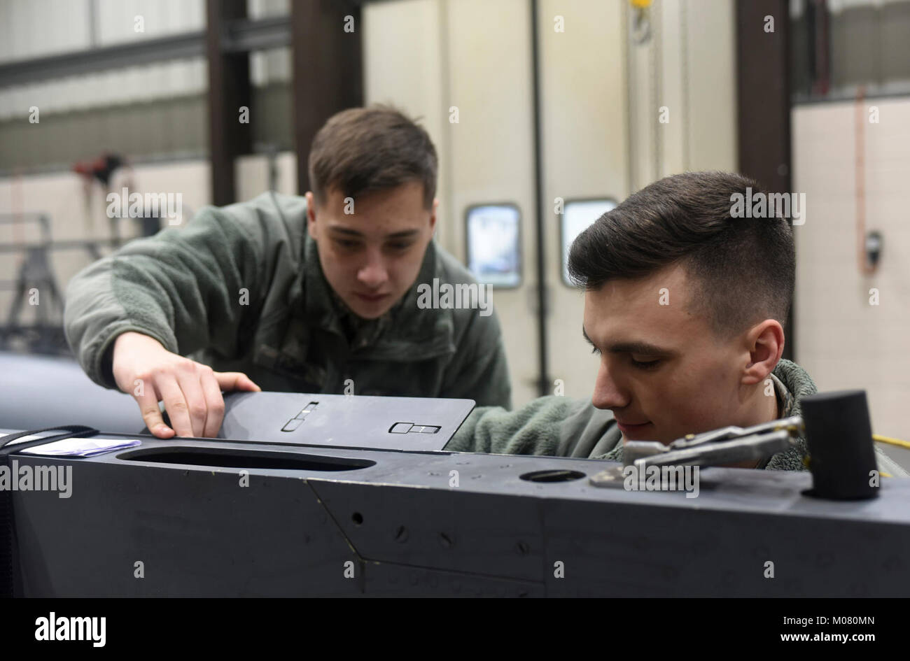 48e Escadron de maintenance des composants de la soupape de pression d'un changement d'aviateurs dans un avion de la Royal Air Force au pylône de Lakenheath, en Angleterre, le 8 janvier. La section des systèmes de carburant de l'appareil est chargé de les réservoirs externes et les systèmes de carburant sur tous les RAF Lakenheath F-15s. (U.S. Air Force Banque D'Images