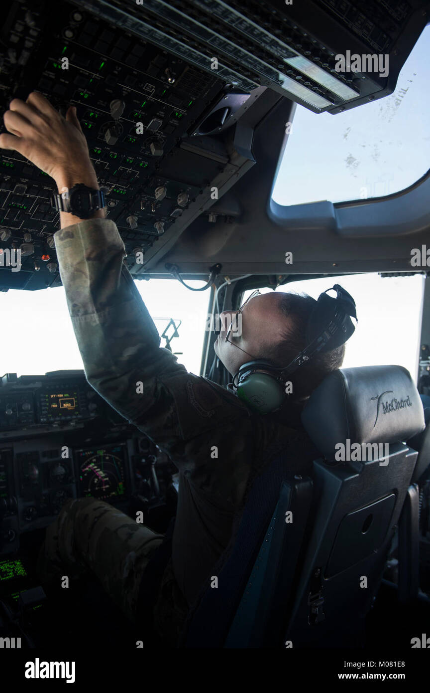 Un U.S. Air Force C-17 Globemaster III, pilote affecté au 816th Escadron de transport aérien expéditionnaire, vole l'avion le 10 janvier 2018. Le C-17 est capable de diffusion stratégique rapide de troupes et tous les types de marchandises à travers les bases de la zone de responsabilité. (U.S. Air Force Banque D'Images