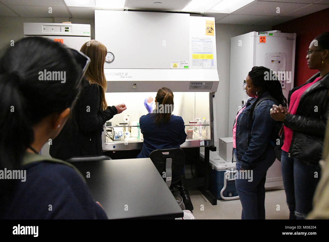 High school science, technologie, ingénierie et mathématiques (STIM) enseignants visite du Centre de recherche sur la santé de la Marine (NHRC) pour voir un laboratoire de recherche de travail dans l'action et acquérir des connaissances à apporter à la classe pour inspirer la prochaine génération de scientifiques. Dans le cadre de la visite, les enseignants ont visité Commission nationale des maladies infectieuses laboratoires où ils ont appris comment des chercheurs procèdent à la surveillance des pathogènes dangereux pour protéger les militaires de maladies. (U.S. Navy Banque D'Images