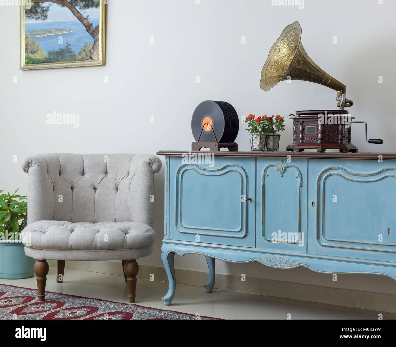 De l'intérieur Vintage Retro vintage, fauteuil blanc bleu clair en bois  bahut, ancien phonographe gramophone) et vinyles Photo Stock - Alamy