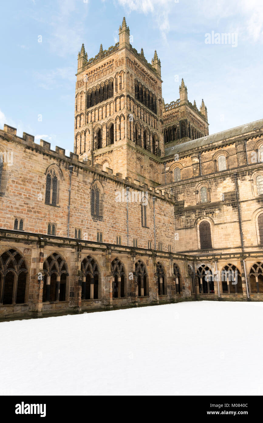 Vue d'hiver du cloître La cathédrale de Durham, England, UK Banque D'Images