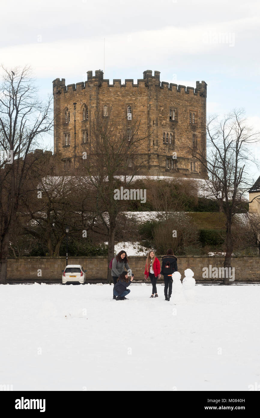 Les étudiants de l'Université de Durham de prendre photo de deux bonhommes sur Palace Green devant garder château de Durham, Durham City, England, UK Banque D'Images