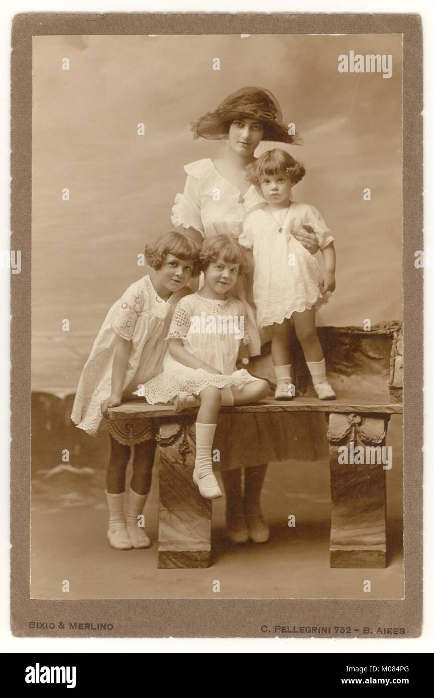 Début 1900 photo de portrait studio de belle belle belle jeune mère et de jolies filles, portant des robes d'été, Buenos Aires, Argentine, Amérique du Sud, dans les années 1920. Banque D'Images