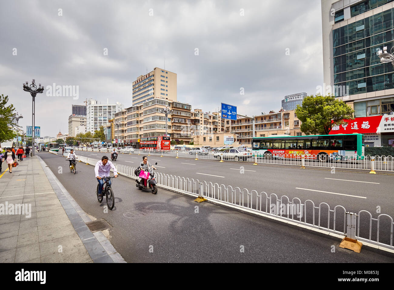 Kunming, Chine - 20 septembre 2017 : Busy street dans le centre-ville de Kunming, la capitale et la plus grande ville de la province du Yunnan dans le sud-ouest de la Chine. Banque D'Images