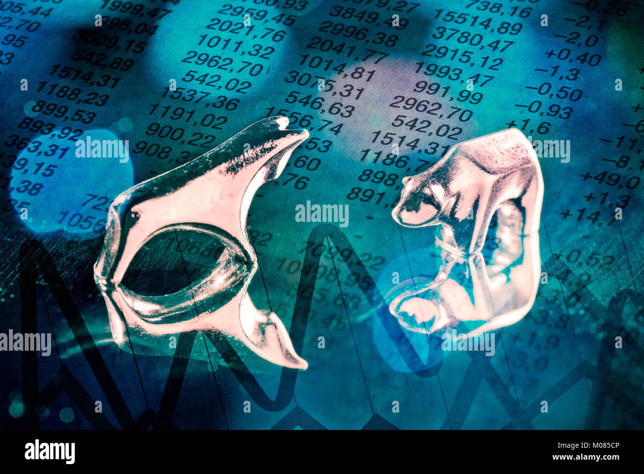 Bull and Bear en argent avec les prix des actions sur un fond sombre Banque D'Images