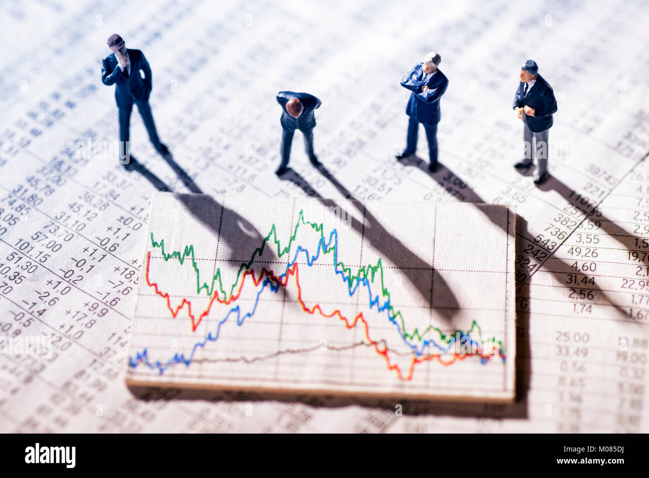 Les hommes d'affaires sont sceptiques quant à la bourse à des graphiques. Banque D'Images