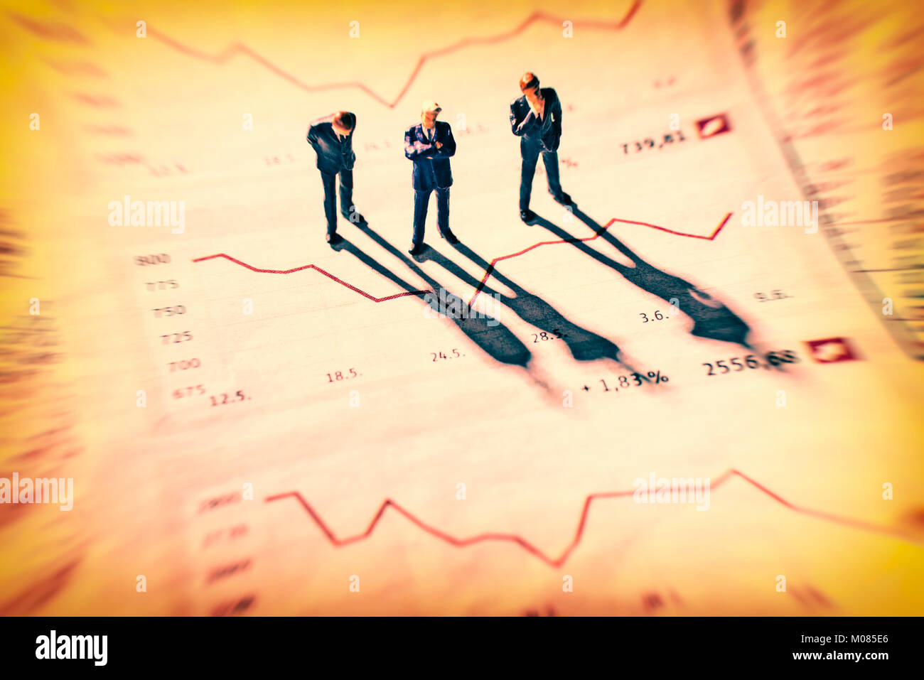 Les hommes d'affaires sont sceptiques quant à la bourse à des graphiques. Banque D'Images