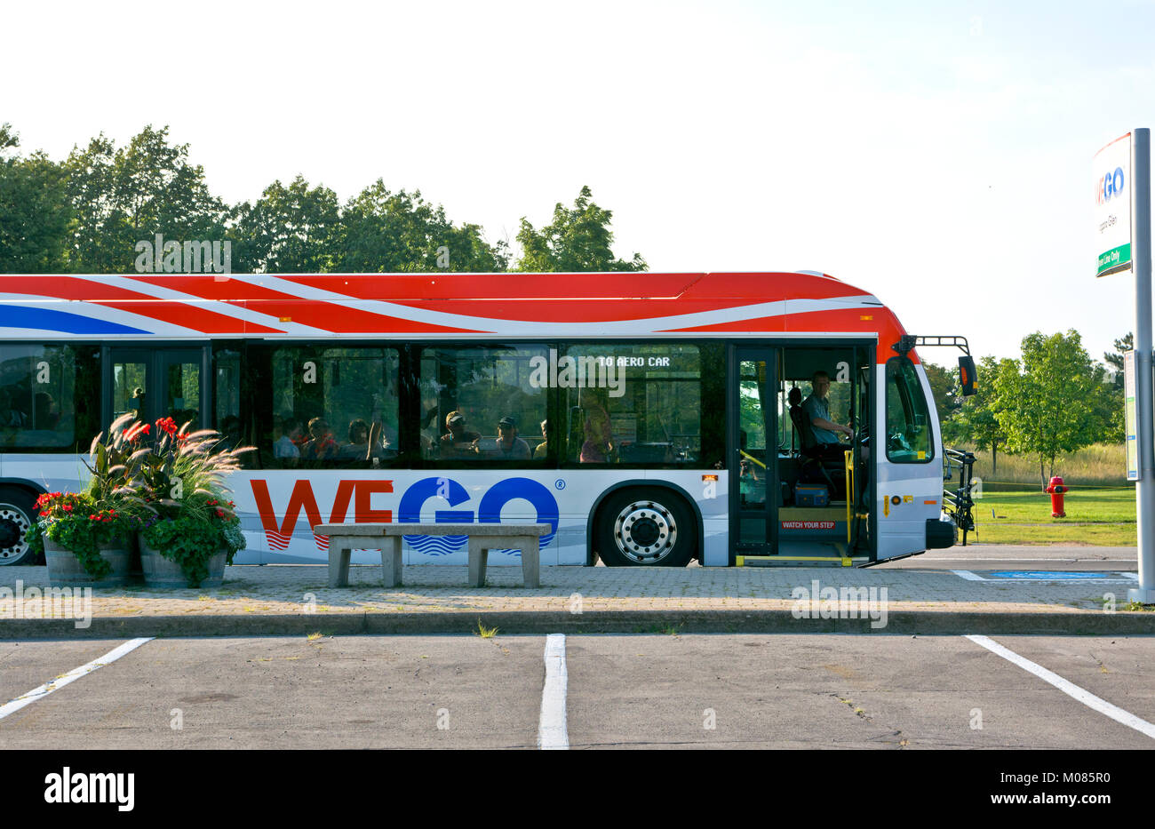 Bus WEGO pour les touristes à Niagara Falls, Ontario Canada. Arrêt de bus sur le Niagara Parkway. Banque D'Images