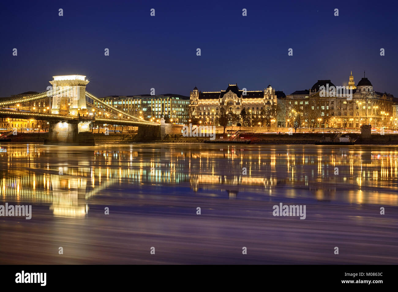 István Széchenyi square nuit vue sur le Danube, le pont des chaînes Széchenyi, Budapest Banque D'Images