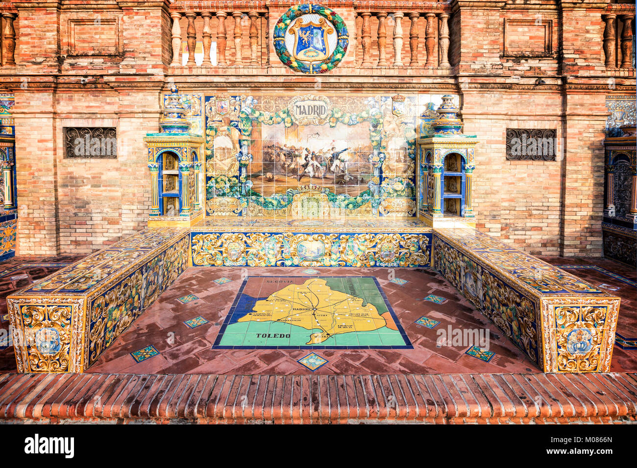 Décorées avec des azulejos banc sur la Plaza de Espana (la place d'Espagne) à Séville, Andalousie Banque D'Images